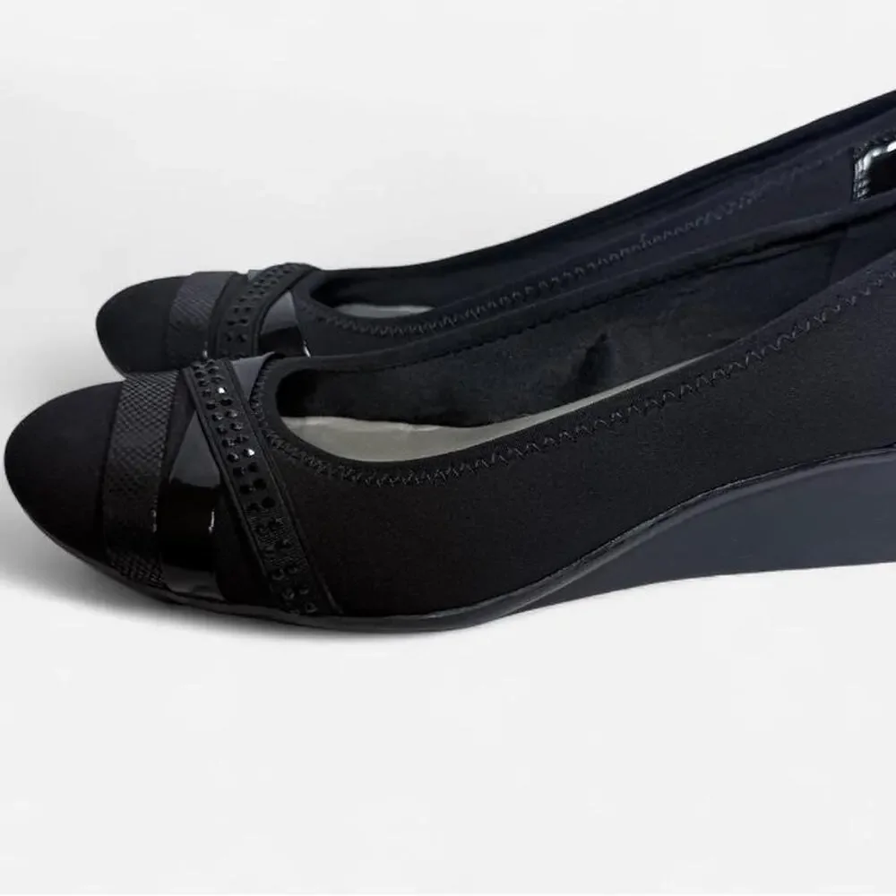 Anne Klein AK Sport Dahny Women’s 8.5 Black Wedge Pumps Stretch Fabric Cap Toe